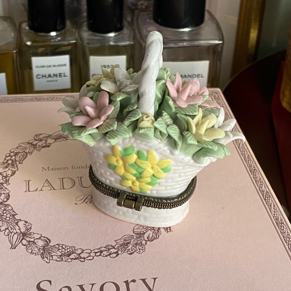 Flower basket ceramic trinket box with gardening tool - Picture 7 of 7